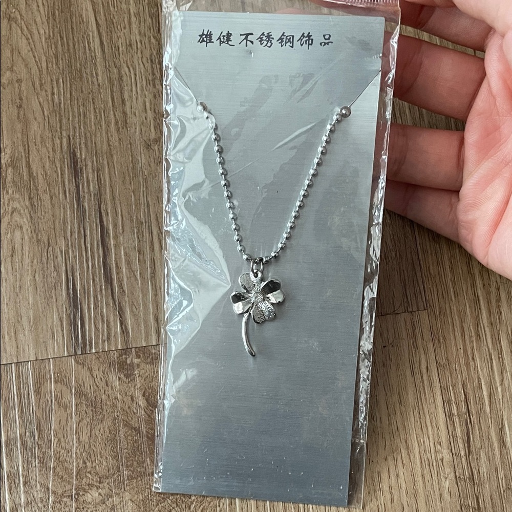 Silver Four-Leaf Clover Pendant Necklace brand new with tags NEW